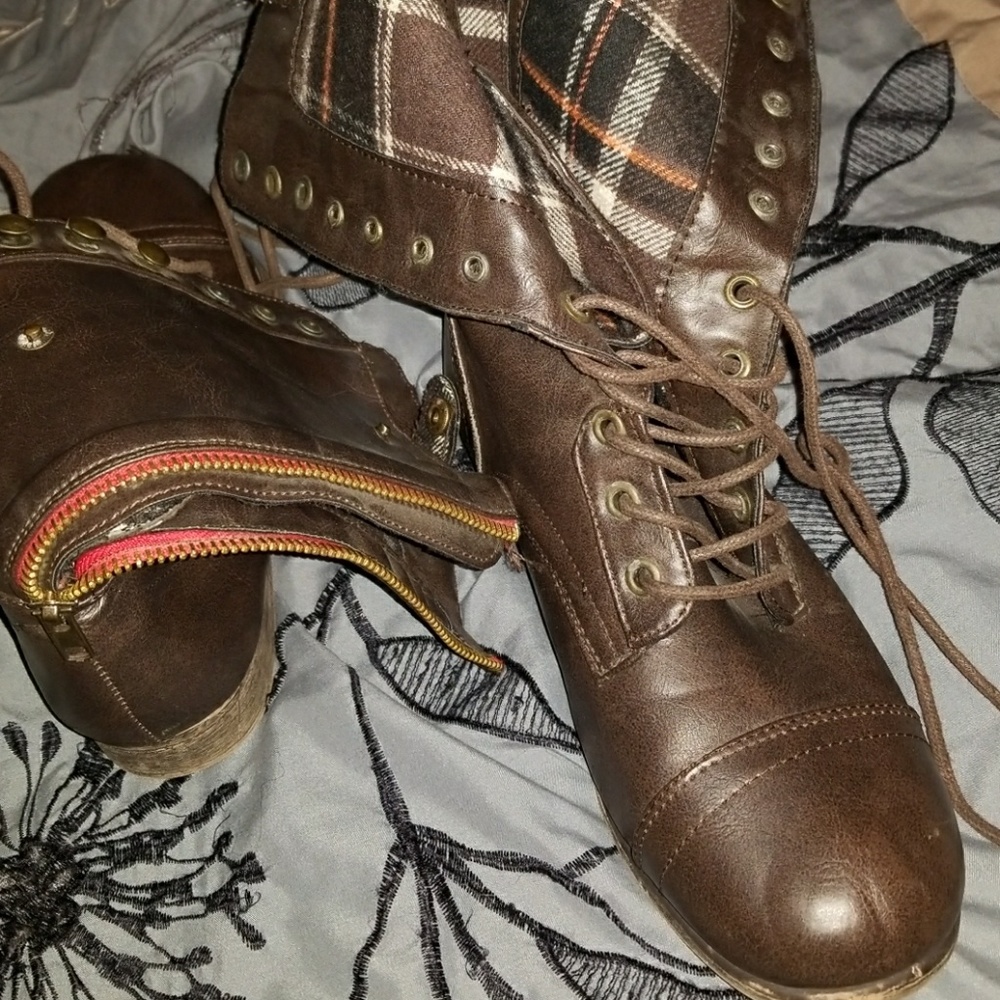 Combat boots